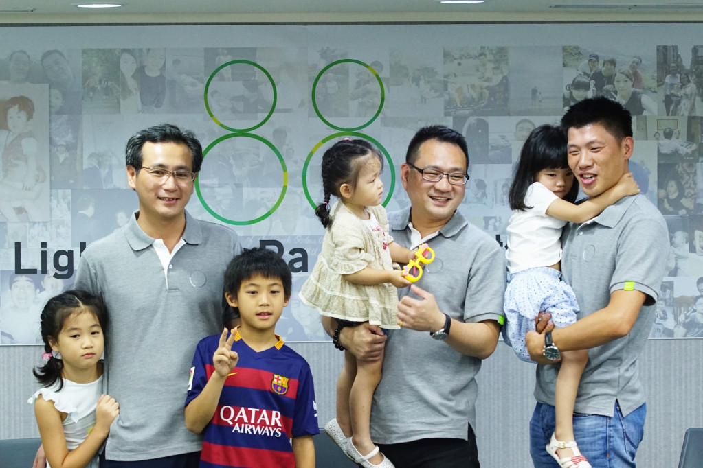 民進黨三位型男爸爸，帶著寶貝小孩，訴說爸爸的愛與疼惜。（朱蒲青攝）