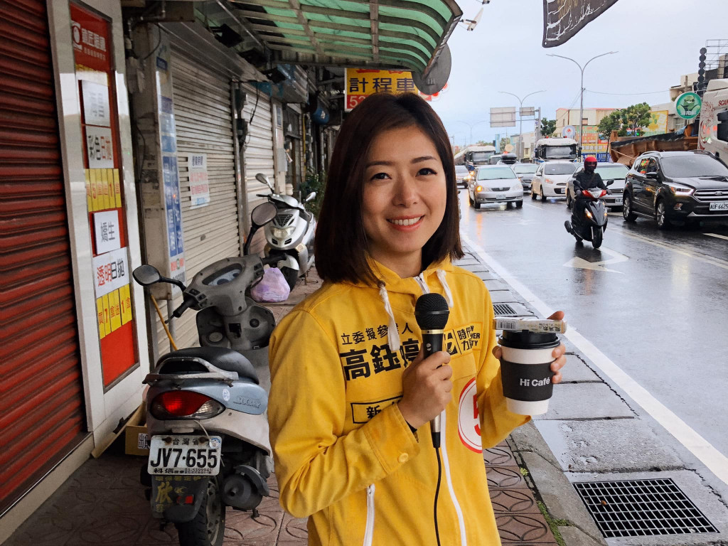 網紅蔡阿嘎推出影片推薦10大美女立委候選人，時代力量新竹市立委候選人高鈺婷登上第一名，對此，高鈺婷表示「不敢當」，但強調「比選美我不會輸，比專業我也一定贏」。圖／取自高鈺婷粉專