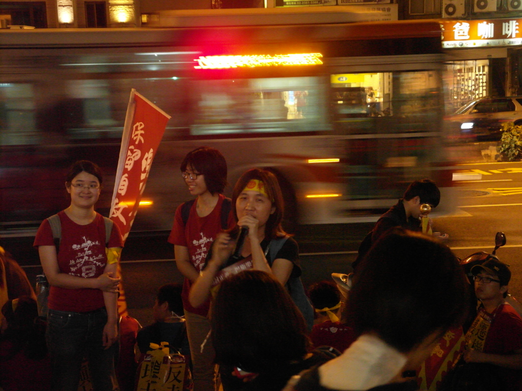 從野百合學運到投身社運，北藝大兼任講師顧玉玲(中執麥克風者)認為，樂生案映照出兩黨的執政面貌如此相似。(記者陳淑貞攝)