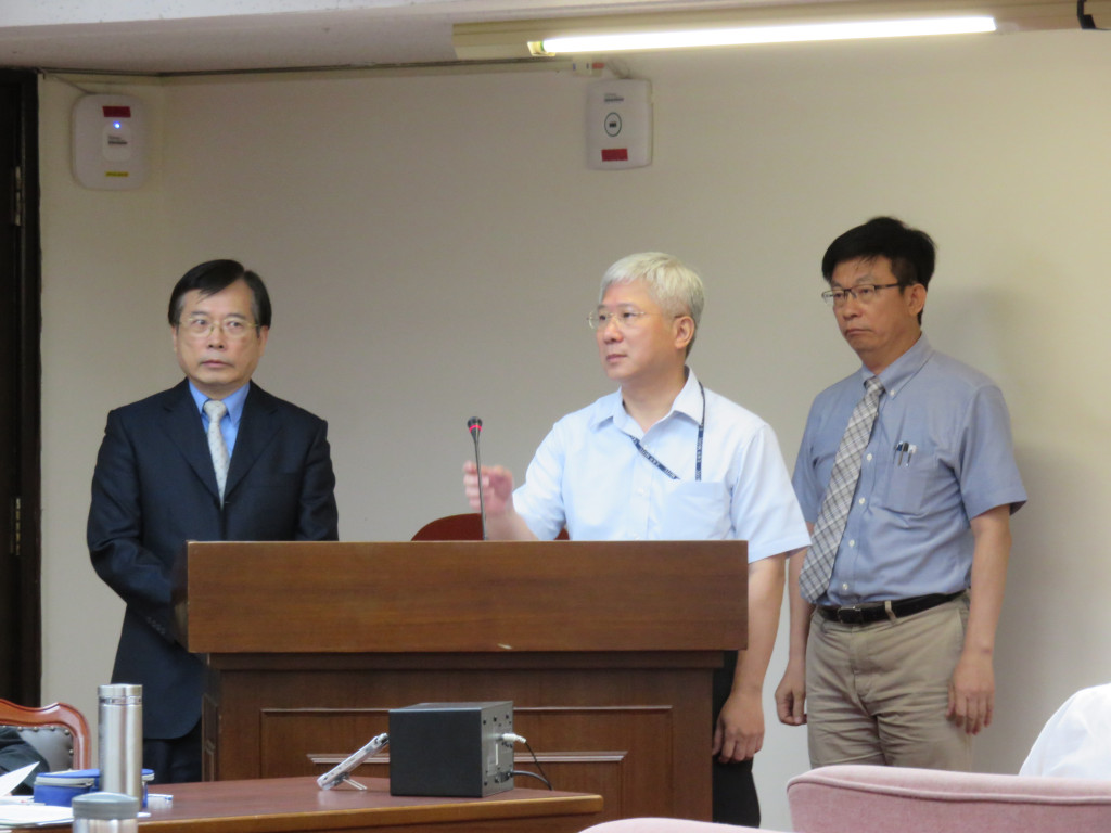 政院宣示未來落實週休二日修法，勞動法將朝「一例一休」方向修正，引發勞團不滿，認有讓勞工變相加班疑慮，對此，勞動部今（28）日公布新的勞動基準法修法說帖，其中休息日的工資計算方式再度加碼，勞工在休息日工作1小時，最多可以領到6小時加班費。  勞動部次長郭國文（右一）說，新的版本已送到行政院，將會再跟勞資雙方溝通，圖右三為為勞動部長郭芳煜。（本報資料照片，記者唐詩攝影）20160628