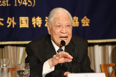 日本訪問的前總統李登輝23日上午與日本首相安倍晉三會談。（圖：中央社）