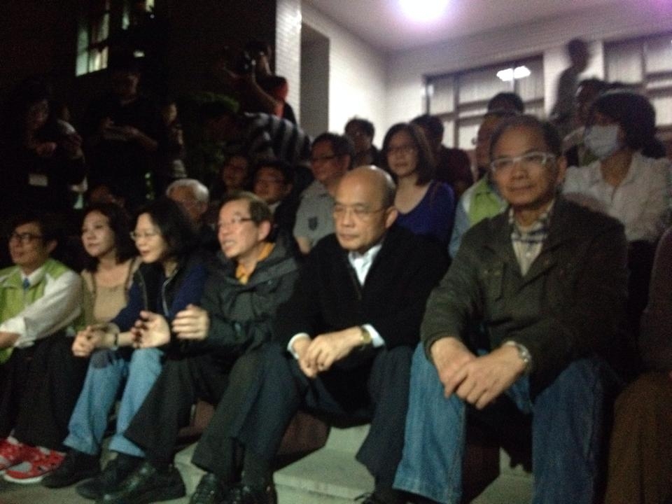 包括民進黨前後任主席蘇貞昌、蔡英文、謝長廷、市長參選人柯文哲、馮光遠、導演柯一正等人，漏夜趕赴現場聲援學生。(圖獨立媒體提供)
