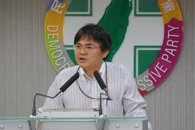 民進黨民調中心主任鄭俊昇：根據民調顯示，有61.8%的民眾認為應無條件對學生撤回告訴。（朱蒲青攝）
