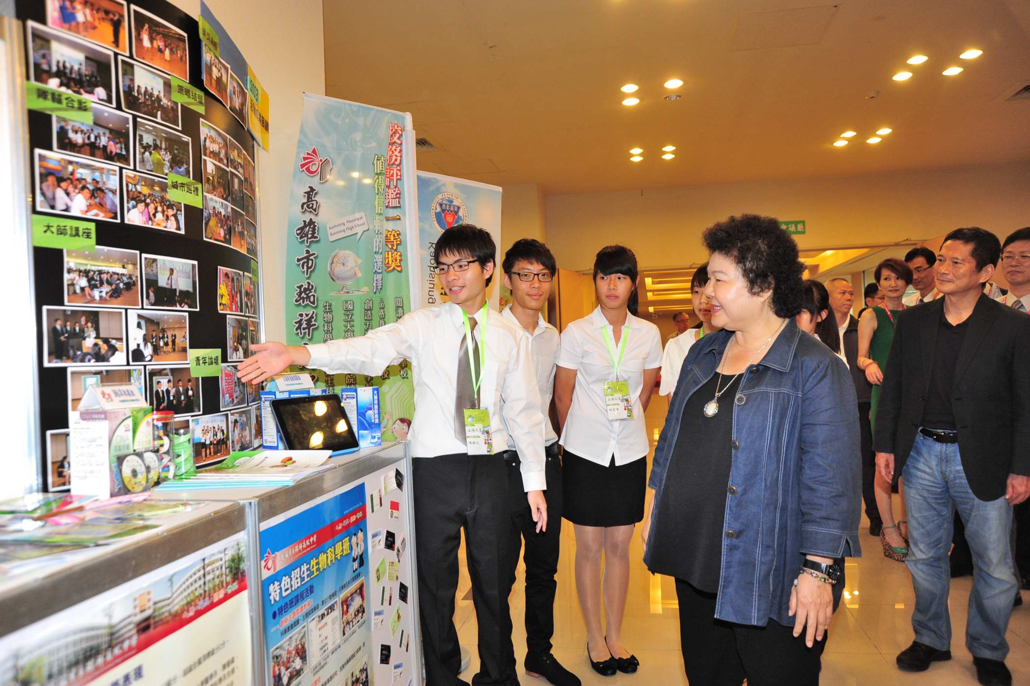 陳菊市長與副市長李永得參觀學生佈置的城市交流攤位（照片高市府提供）