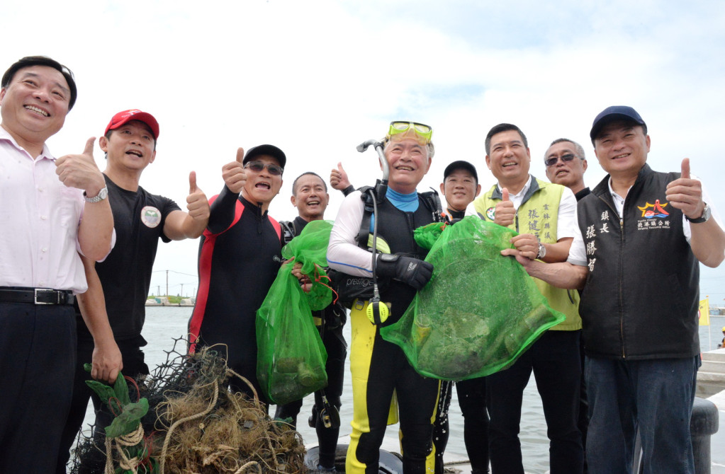 具有國際潛水教練證照，潛水至今已20多年的雲林縣長李進勇今在箔子寮漁港親自潛水打撈海底垃圾。(圖/雲林縣府)