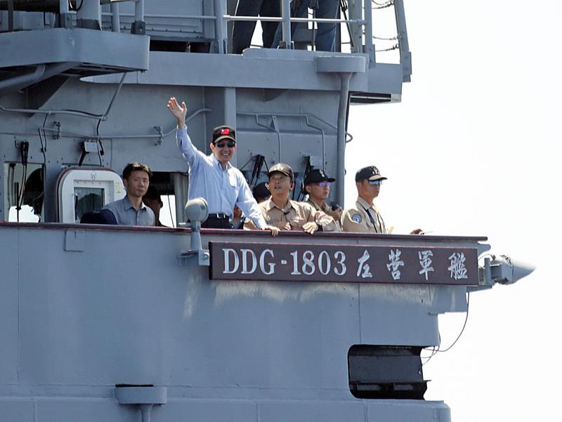 媒體爆料海軍紀德艦上有官兵釣到大旗魚，質疑軍艦變身海釣船。圖為去年漢光演習實總統馬英九登艦視導。（資料照片，中央社）20151020