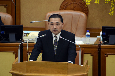 新北市長朱立倫請假投入總統選舉,副市長侯友宜(見圖,中央社資料照片)今天在道歉後上備備詢。
