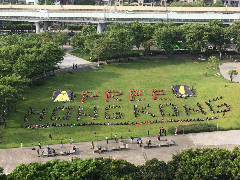 台灣多個NGO團體於今（11）日下午在華山大草原以人體排出「Free Hong Kong」的英文字體聲援香港，表達台灣社會對香港人民追求自由、民主與法治的全力支持。圖／主辦單位提供