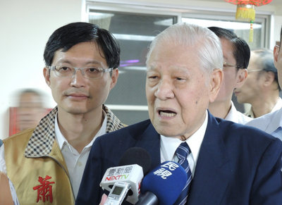 前總統李登輝（右）對國民黨「換柱」議題回應，洪秀柱是國民黨黨員，應遵守黨裡面的規則，「黨喊不動就糟了」。（中央社資料照片）