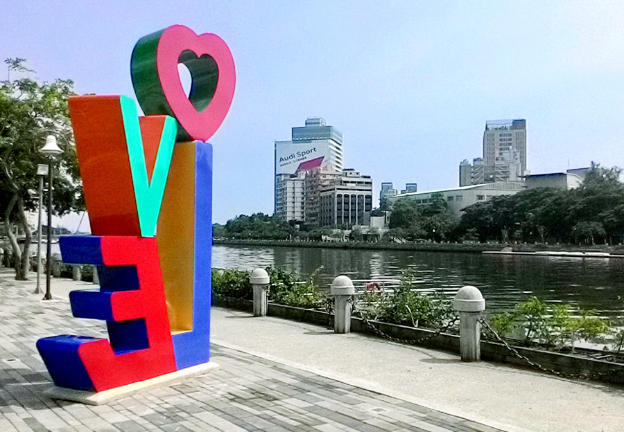 愛河景觀改造完工，高雄在地藝術家邱旭衝老師創作「愛河意象」景觀地標。（記者陳俊廷攝）