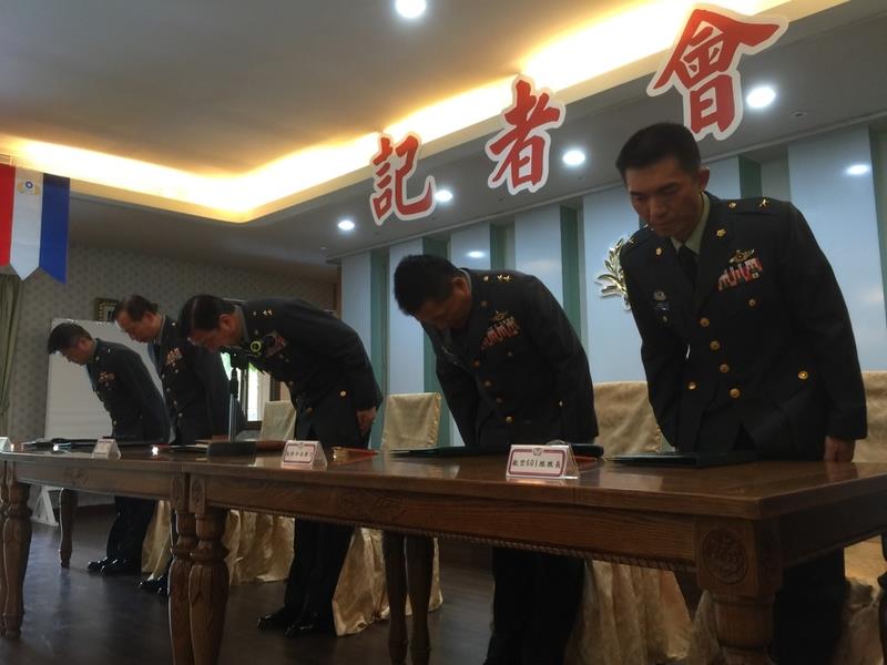 陸軍軍官讓藝人李蒨蓉登上阿帕契直升機引發關注。陸軍司令部副司令潘家宇3日召開記者會時，坦承陸軍有多項缺失，率員鞠躬向社會大眾致歉。（中央社）20150403