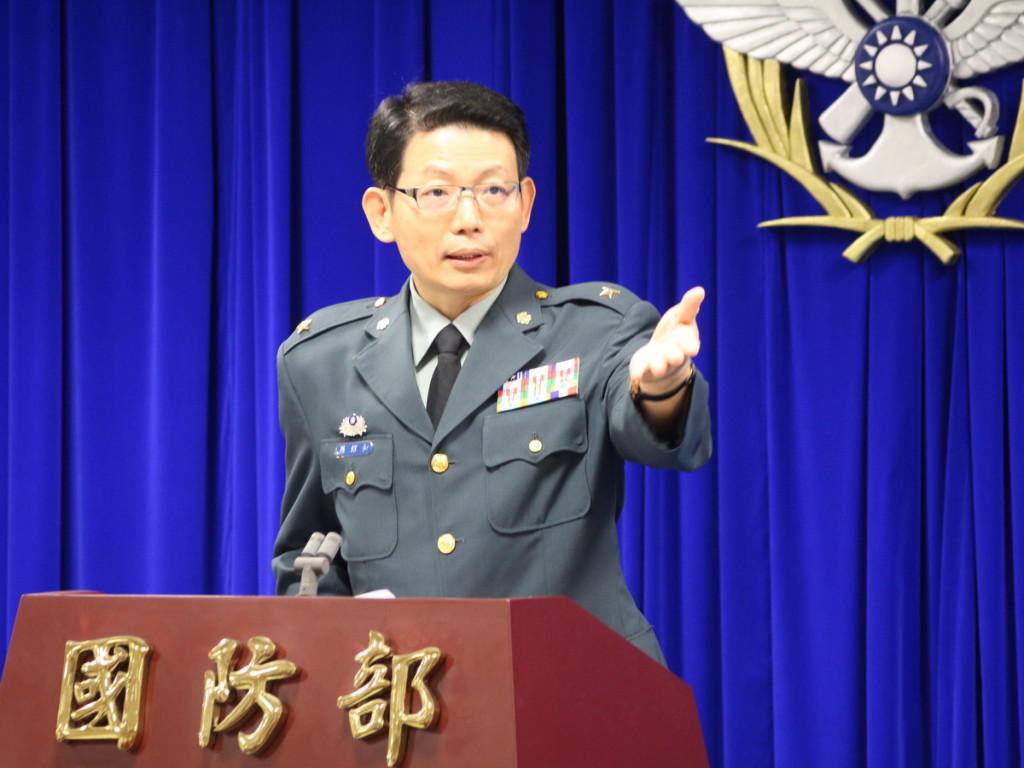 外傳對岸要求開放台灣海峽中線航線，國防部發言人羅紹和少將指出，國防部不同意開放海峽中線供民航機飛越的立場沒有改變。（記者何豪毅攝）20150818