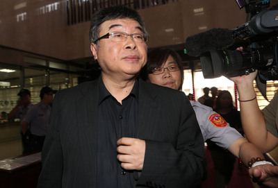 前立法委員邱毅(前)控高雄市長陳菊風災期間泡冷泉,今遭檢方起訴,邱毅揚言將對檢察官提瀆職之訴。(資料照片,中央社)20150624