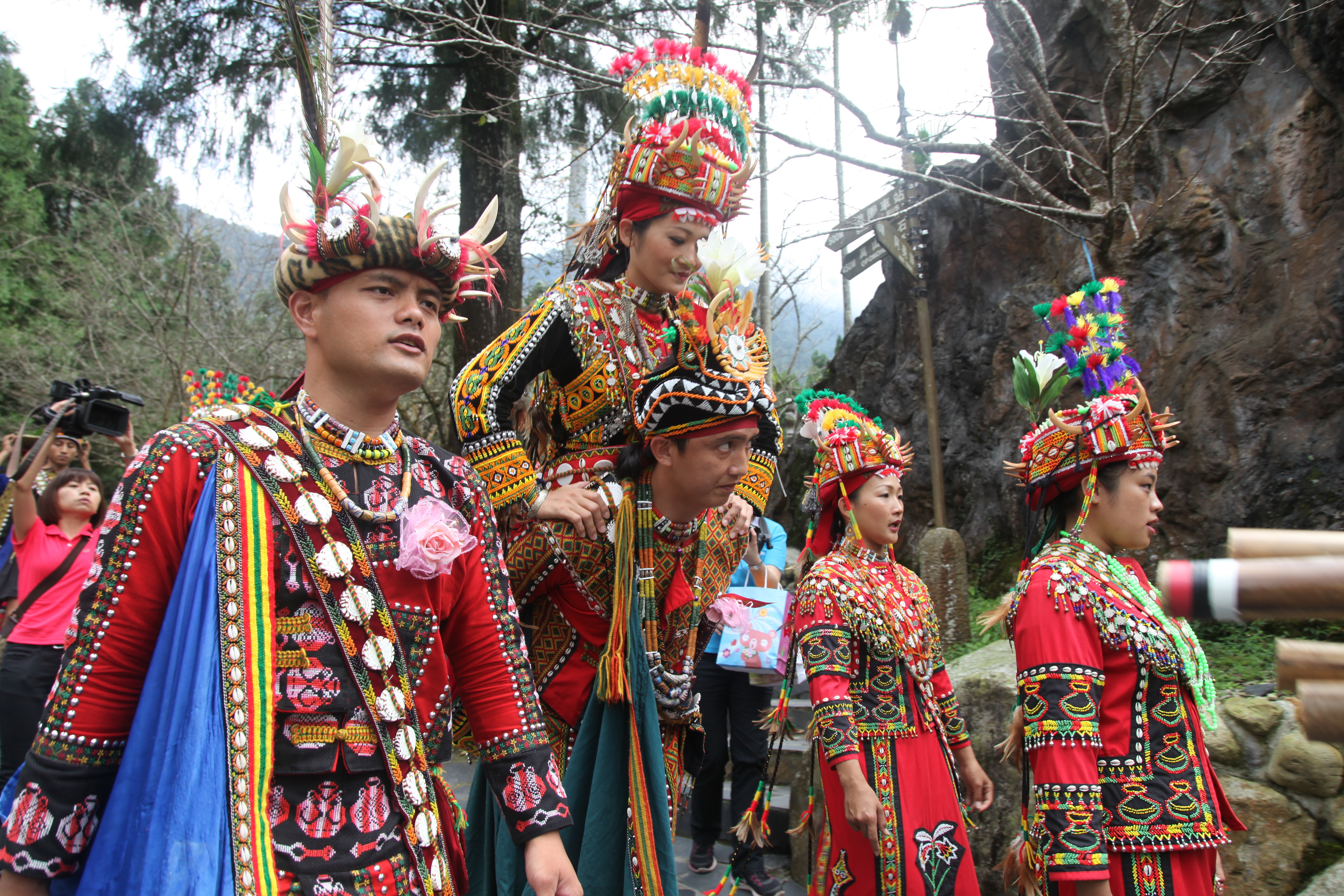 九族特別遠從屏東瑪家鄉請來排灣族大頭目娃烏魯岸帶領迎親行列親自迎接珍貴的熊鷹羽毛，以突顯這項婚禮的正統性。（記者石振賢攝）