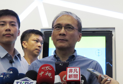 行政院長林全（右）2日表示，核能一廠、核二不會延役，到期就會除役。政府會窮盡一切方法維持供電量，避免增加核電廠啟用，如果真的有需要，還有其他方式調節供需。圖／中央社