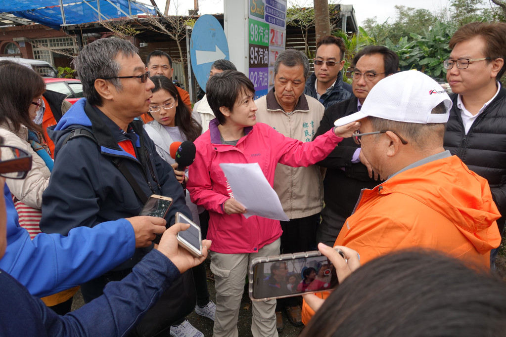 蕭美琴與黨籍議員、九河局與公路總局會勘「花蓮大橋」改建點。圖／王志偉