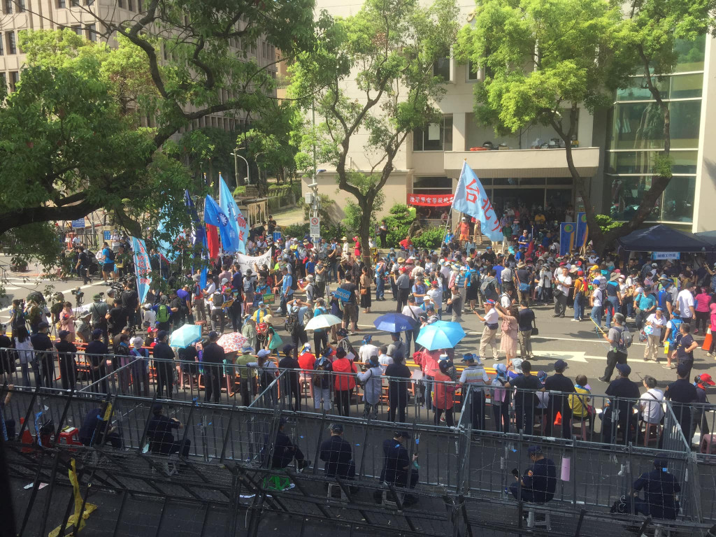 今日立法院針對監委提名進行同意審查，立法院外一早已有民眾聚集抗議。圖／Ng