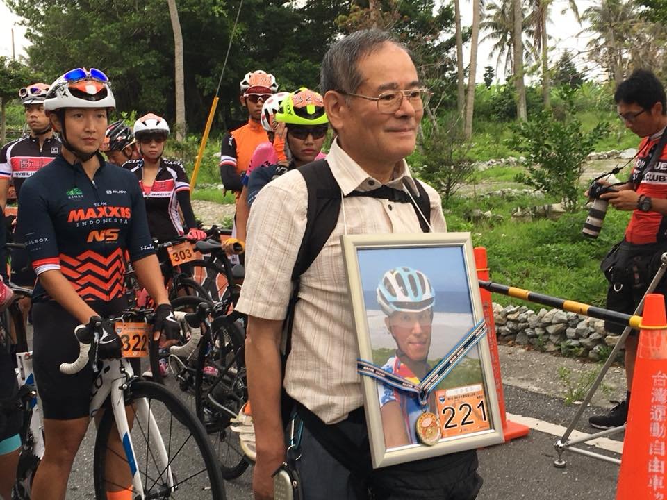 白井爸爸帶著兒子白井寬之遺照，一同參加今年台灣自行車活動。圖／詹婉如