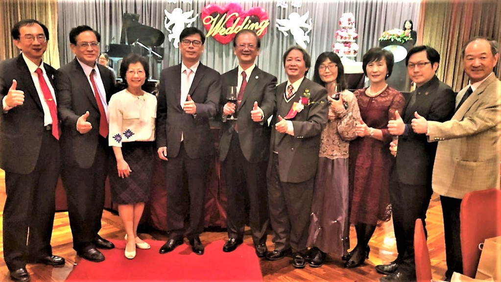 高醫大校友總會理事長藍傳盛(右五)今在國賓飯店為次子舉行結婚典禮，陳其邁致詞後，民視董事長郭倍宏(左二)與高醫大校長劉景寬(左五)等共同合影。(圖/林崑峯)