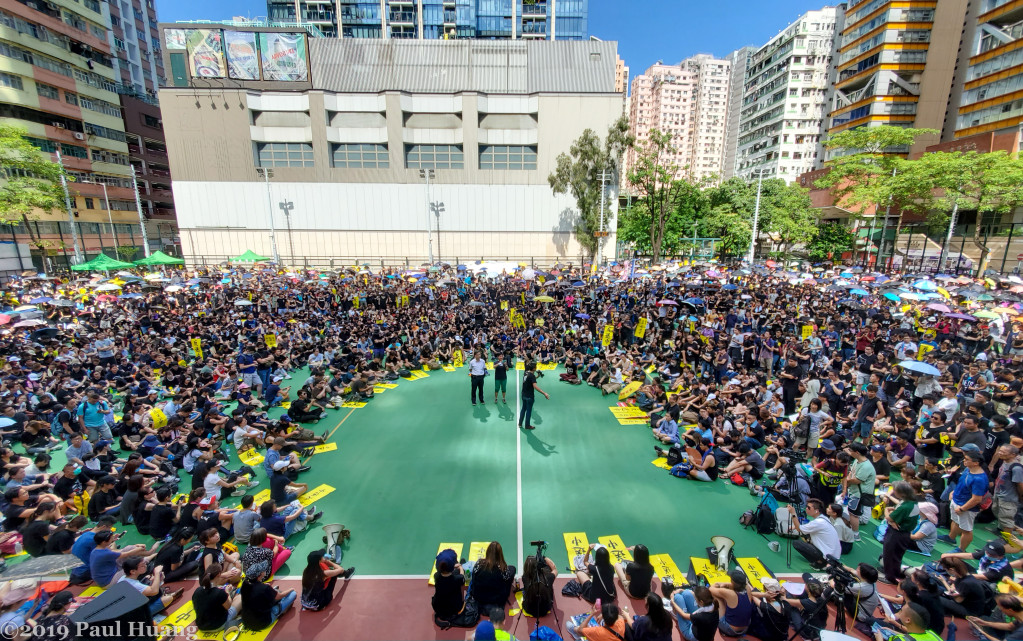 8月5日周一下午，上萬名香港群眾在旺角麥花臣球場和周遭集會，響應反送中運動和全港大罷工。圖／黃柏彰攝