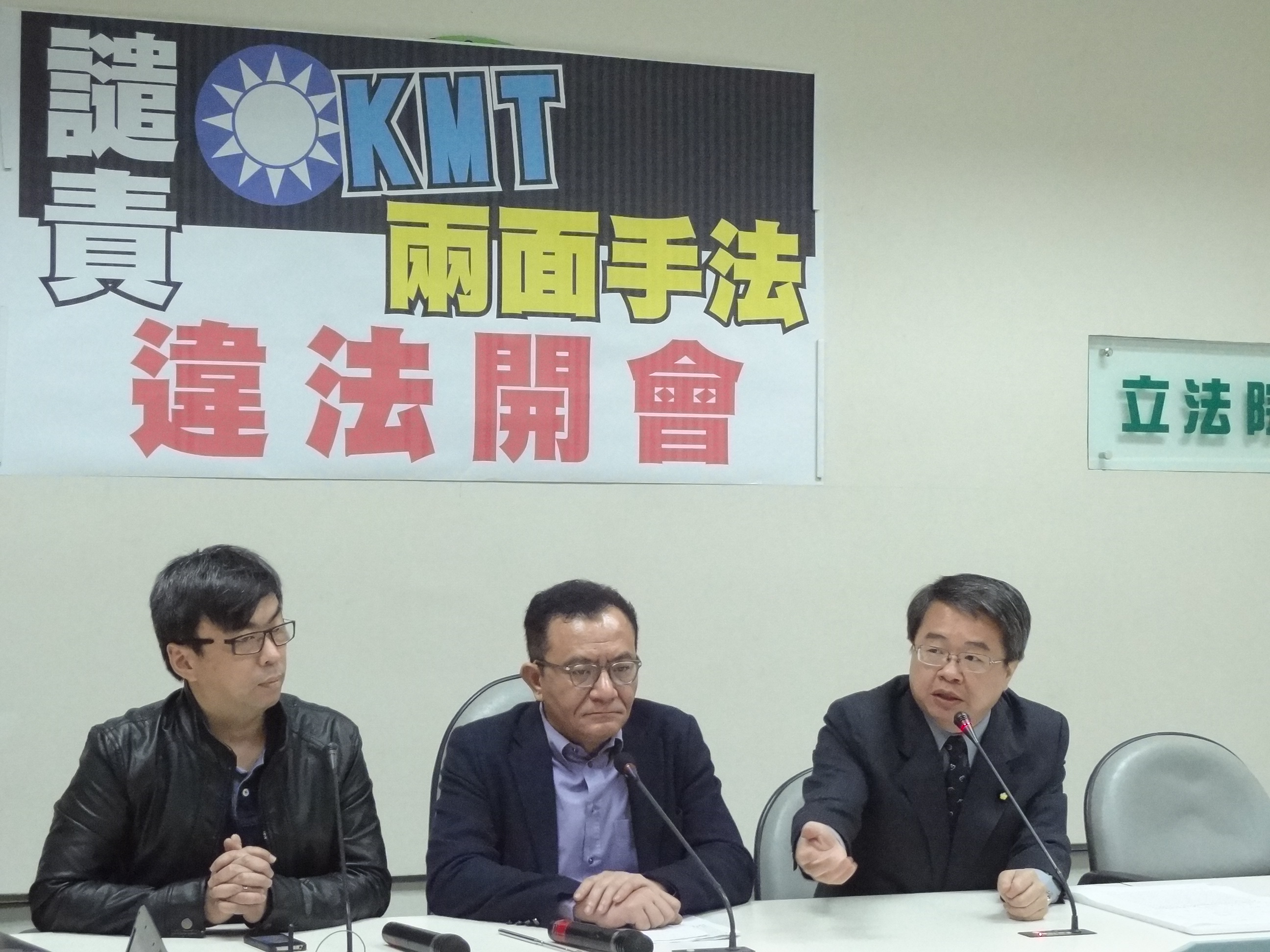 民進黨立院黨團今天（1日）指責國民黨排了兩天審查服貿協議的議程，根本是挑釁。（劉明堂攝）