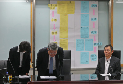 南僑食油以工業用油進口報驗,台北市衛生局16日召開記者會表示,將針對報關不實開罰新台幣3000萬元。南僑總經理李勘文(左2)對於查驗與報關流程的疏失,鞠躬道歉。(中央社)