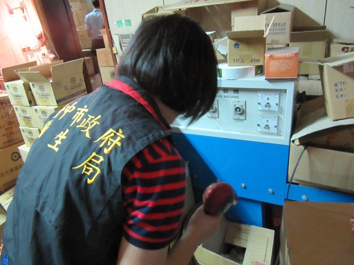 台中市衛生局會同檢警查獲台螢竄改蘭麗產品效期，勒令全部下架，剋期回收完成。違法案則由檢警續究。（相片由中市衛生局提供）
