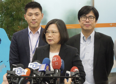 民進黨主席暨總統參選人蔡英文（中）9日結束4天訪日行程回到台灣。她晚間在松山機場表示，這次旅程順利且豐富，希望台灣和日本保持友好且互利的雙邊關係。（中央社）　