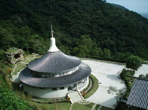 「聖母朝聖地」天主堂，左側為聖母顯蹟處。