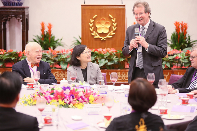 總統今天中午宴請兩公約國家報告國際審查會議審查委員，感謝他們辛苦參與及提供寶貴建議，同時表示，政府會虛心檢討、積極改善。圖/張家銘攝  