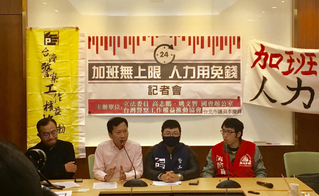 台北市議員李慶安說明，礙於現行規定警察加班超過一百小時後，只能記嘉獎或是換補休，隨著陳抗集會活動越來越多，警察過勞加班的情況越嚴重，離職率也越來越高。圖／李秉芳