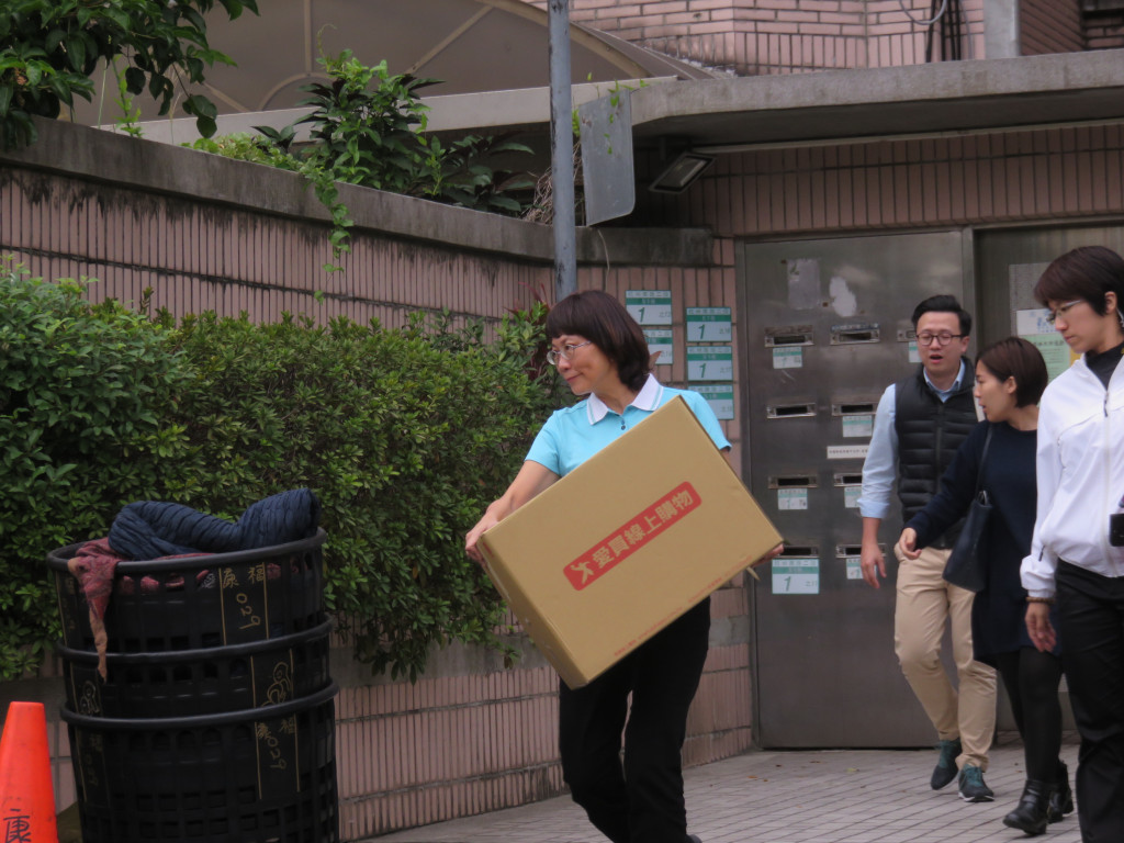 中國國民黨副總統候選人王如玄30日搬離丈夫的職務宿舍，還親自搬行李上車，遭諷有搬家公司還演這麼大。（記者唐詩攝影）
