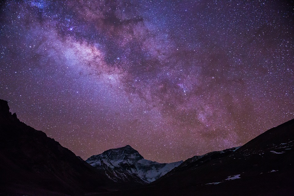 人類萬千年來，白天腳踏著大地，有太陽的照耀。同樣夜晚頭戴著星星，又有月亮的輝眏。而閃爍的群星，東起西下，人們駐足四望，夜晚的景象顯得格外花團錦簇，變化萬千 。圖／pixabay