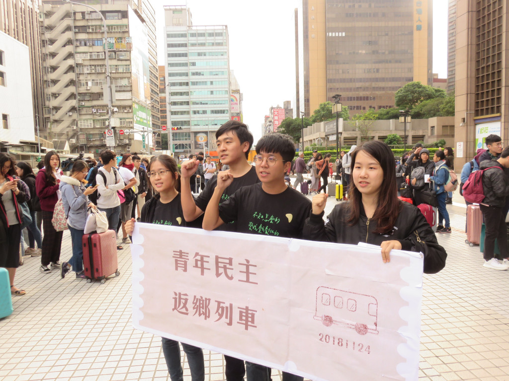 台灣青年民主協會透過群眾募資，號召全台60部青年返鄉專車，於台北車站等地發車。圖／程士華