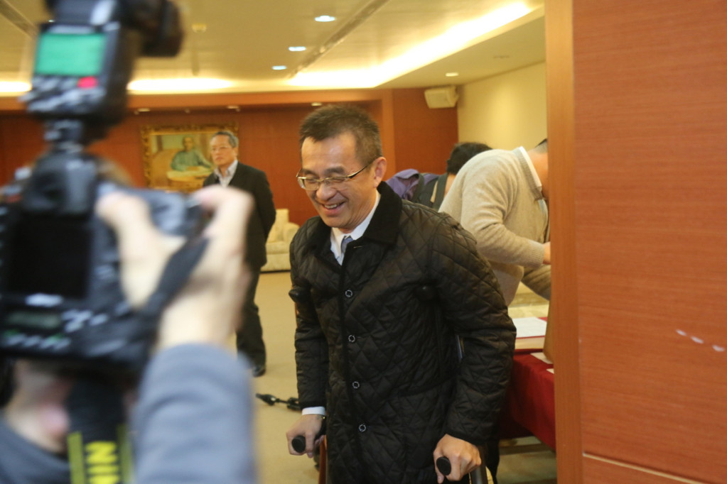 就在國民黨中常會還在進行時,行政院副秘書長徐中雄突然現身幫代理黨主席黃敏惠領表。(記者何豪毅攝)20160127