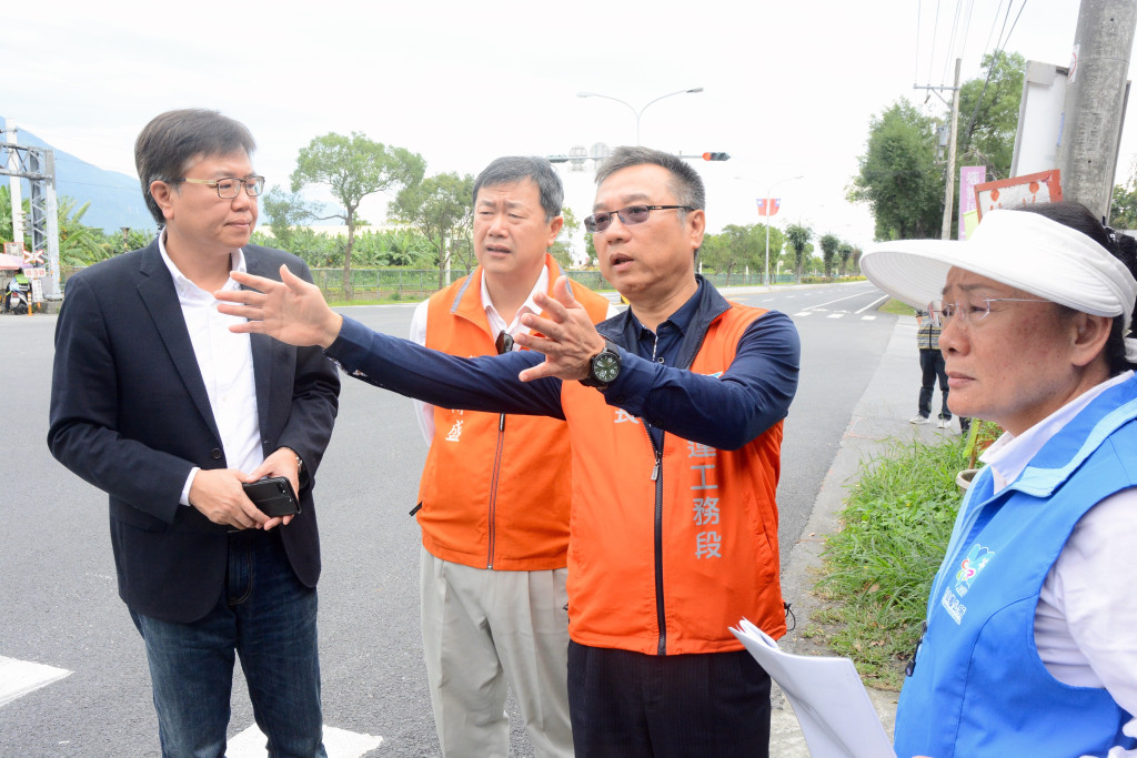 花東公路施作路口分隔島避車道，元旦啟用後暫緩車流壅塞情形，縣議員黃振富（左起）、行政院東服中心執行長許傳盛、花蓮工務段長沈清瑞與吉安鄉長黃馨今會勘。圖／王志偉