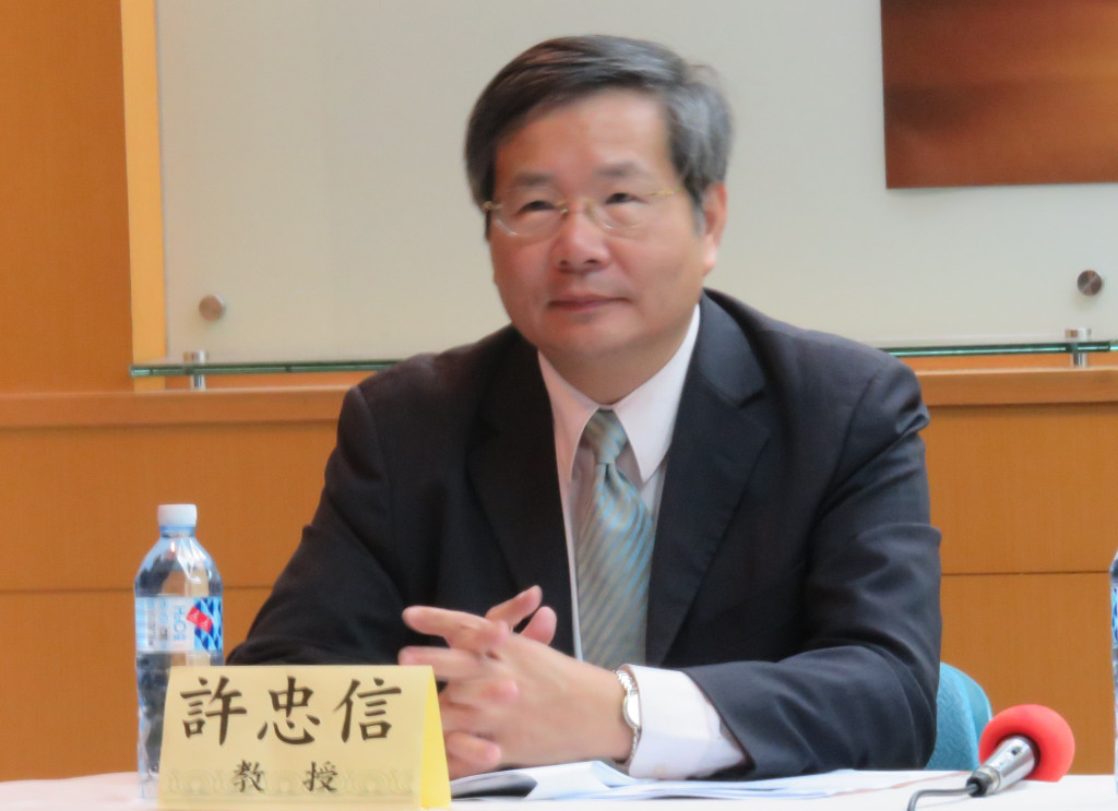 成大法學教授許忠信24日表示，前總統馬英九涉及20多個案子，超過五成的民眾反對馬出國，民進黨、蔡英文竟同意出訪，「為何要犯眾怒讓馬出去」？圖／林冠妙