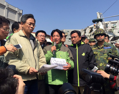 台南市永康區維冠大樓在地震後倒塌的搜救工作已持續超過30個小時，行政院長張善政（前左2）7日前往倒塌現場勘災，台南市長賴清德（前中）在一旁說明。（中央社）