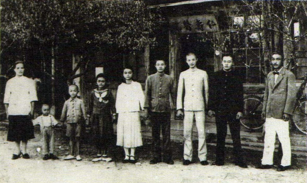 1937年，張七郎在鳳林仁壽醫院前的全家福。右起為張七郎、張宗仁（長子）、張依仁（二子）、張果仁（三子）、張秀惠、張性惠、張秉仁、張存仁、詹金枝（妻）。圖／李筱峰提供