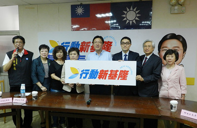 繼基隆市政府後，檢調晚間又搜索基隆市議會，帶走議長黃景泰（右4），疑涉甲山林山坡地關說。（資料照片）