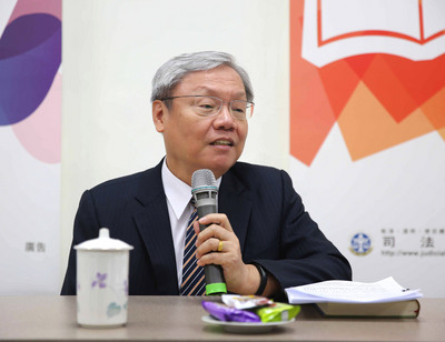 已請辭的司法院副院長蘇永欽（圖）舉行記者會，說明「司法院正副院長並非總統改選才辭職，絕對不是這樣」。（中央社）20160712