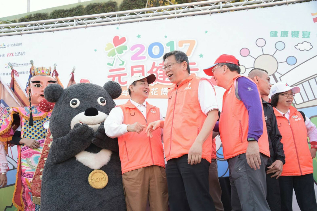 台北市政府舉辦「元旦萬步走，健康好采頭」活動今（1）日上午舉行，媒體詢問市長柯文哲，新的一年有沒有新的期許？對此柯文哲則強調，他認為要認真的過每一天，如果可能的話，就快樂的過每一天。圖／台北市政府提供