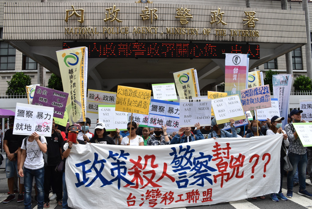 台灣移工聯盟偕同數十名外籍移工來到警政署前陳情，要求警政署公佈完整追捕越籍移工連開九槍之影像。圖／鍾孟軒