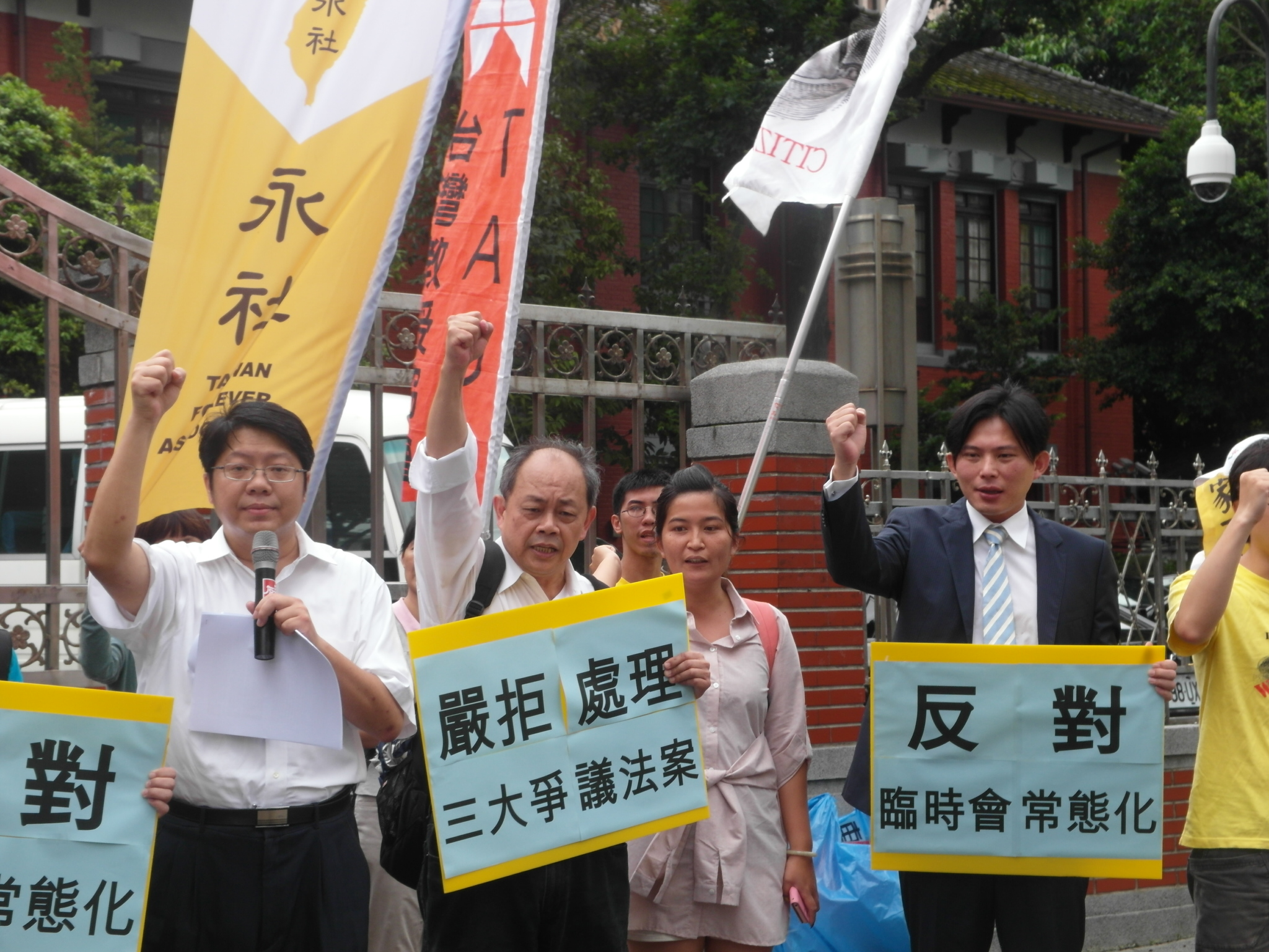 針對本周五將召開的立院臨時會，反黑箱服貿民主陣線召集人賴中強(左持麥克風者)與參與318運動的團體代表，特地選在立院門口開記者會。(記者陳淑貞攝)