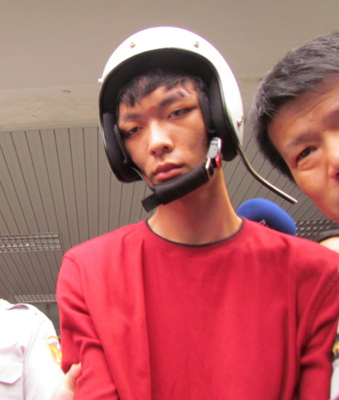 捷運喋血殺人案的凶嫌鄭捷（中)，今否認指定要吃南部粽。(中央社資料照)