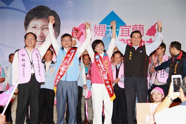 國民黨主席馬英九今(25)日前往宜蘭，參加國民黨宜蘭縣長提名人邱淑媞競選總部成立大會。他在站台時提及邱淑媞「醫師從政」，並盛讚她「令人想到蔣渭水」，「和蔣渭水一樣」（圖／國民黨文傳會提供）