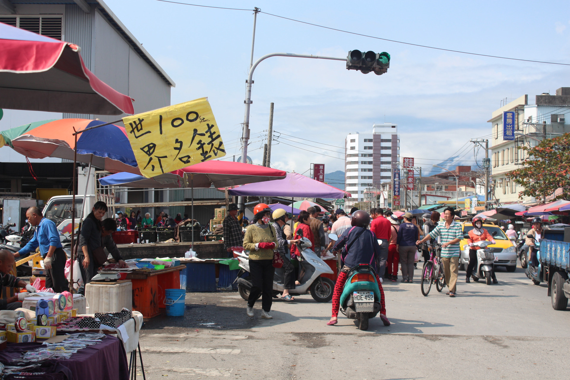 號稱東台灣最大公有市場,啟用三天,因市場外周邊設施未及時規劃,流動攤販環繞伺機「進駐」。(記者王維攝)