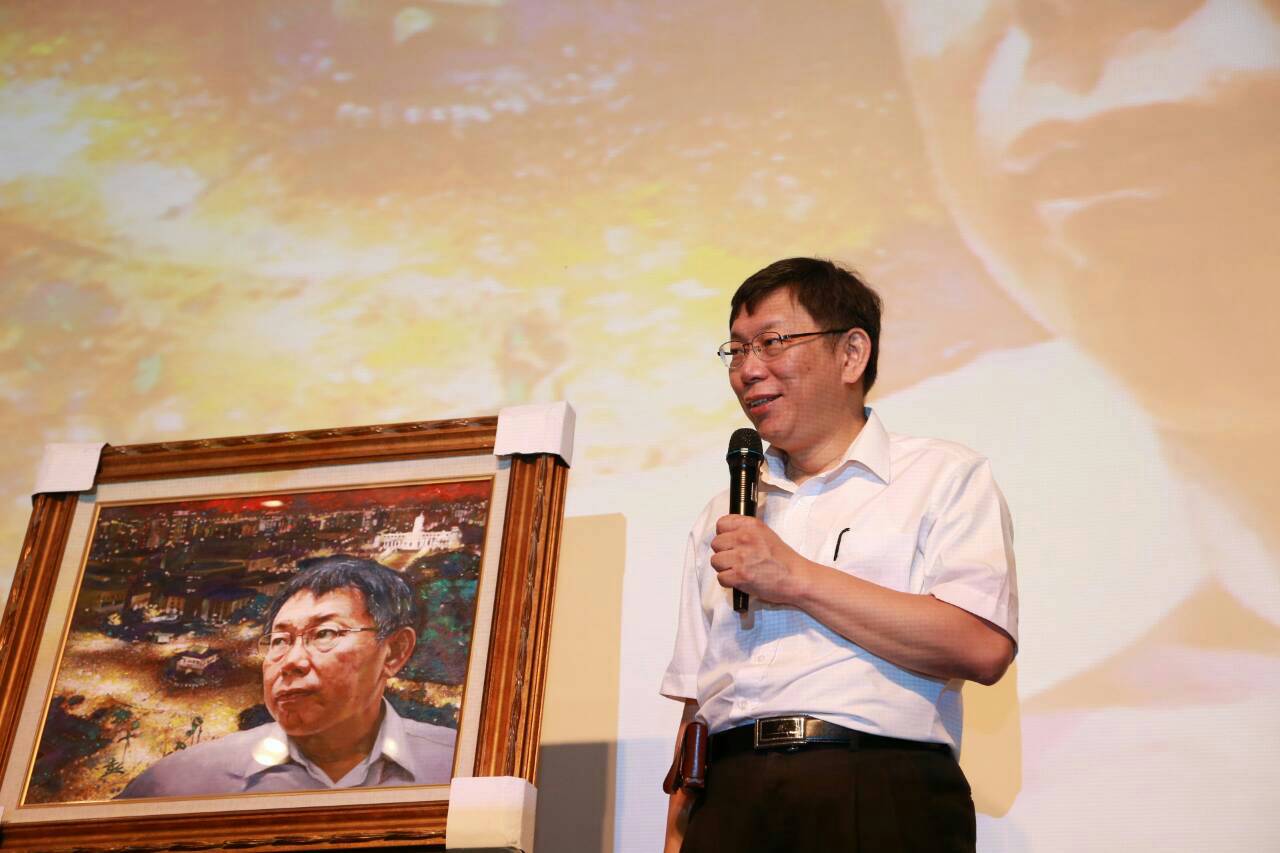 柯文哲出席北社募款餐會,拍賣彭錦陽為柯所畫的油畫。(柯辦提供)