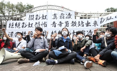 捍家盟等團體10日在立法院門口舉行「拒絕彩虹恐怖，青年勇敢站出來」記者會，現場控訴遭「彩虹霸凌」的經歷，並摺紙飛機射向立法院，要求退回法案全民公投。圖／中央社