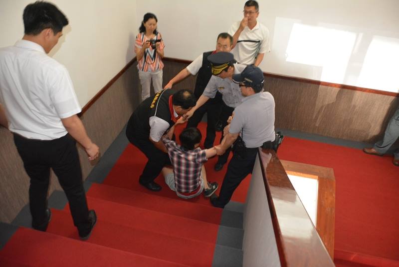 東華大學學生郭家瑋六日在議會因錄影錄音不被議會允許，遭警方強制架離，引發軒然大波。（王志偉翻攝）
